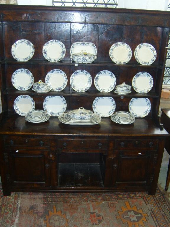 Appraisal: A Georgian style oak dresser fitted with -tier open plate