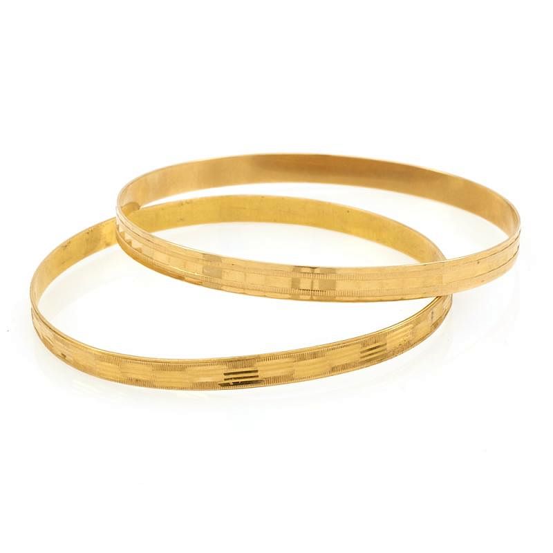 Appraisal: k Yellow gold set of two bangles k Yellow gold