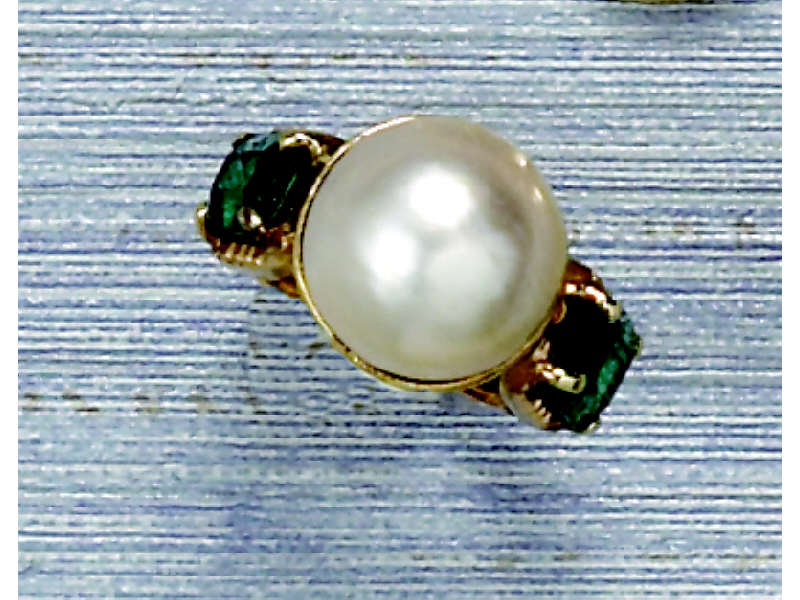 Appraisal: MABE PEARL RING Yellow gold lady's ring with hand engraved