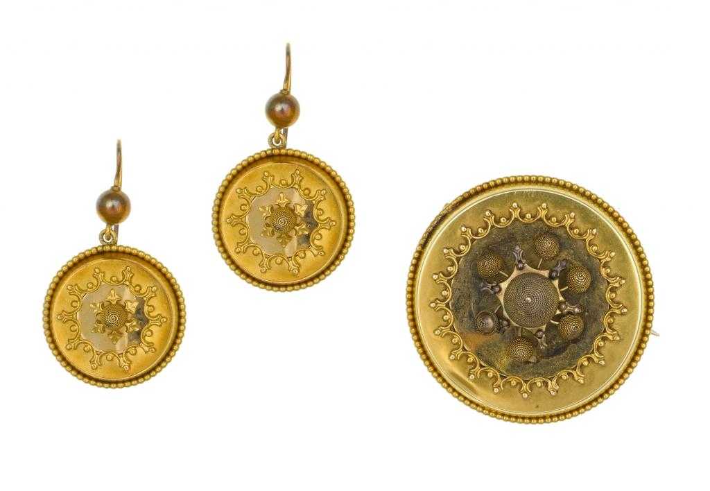 Appraisal: A PAIR OF VICTORIAN GOLD EARRINGS AND A BROOCH EN