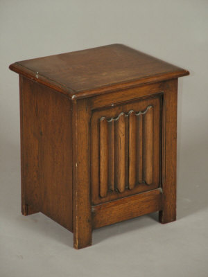 Appraisal: An oak box th century of small proportions with hinged