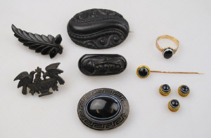 Appraisal: Collection of Victorian jewellery including banded agate brooch in silver