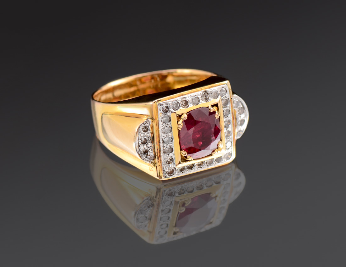 Appraisal: RUBY DIAMOND RING K yellow gold ring centers one Ct