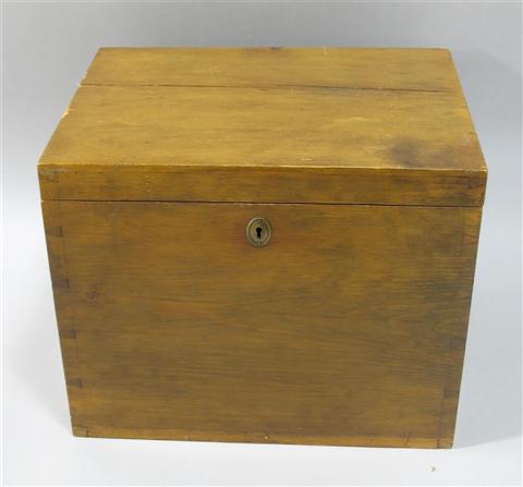 Appraisal: AMERCIAN HINGED TOP CELLARETTE ON STAND The rectangular box with