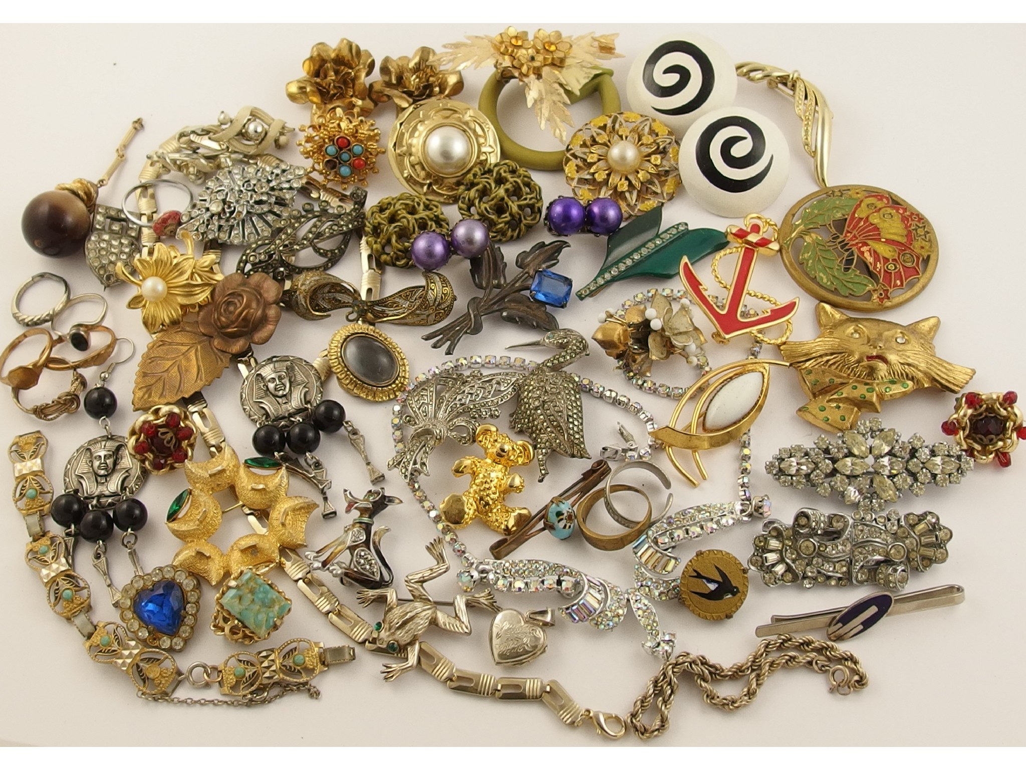 Appraisal: A good collection of vintage costume jewellery to include a