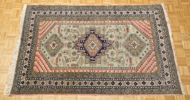 Appraisal: Pink and Green Heriz Carpet Pink and blue center medallion