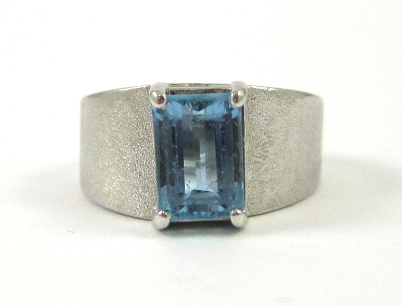 Appraisal: AQUAMARINE AND EIGHTEEN KARAT WHITE GOLD RING set with a