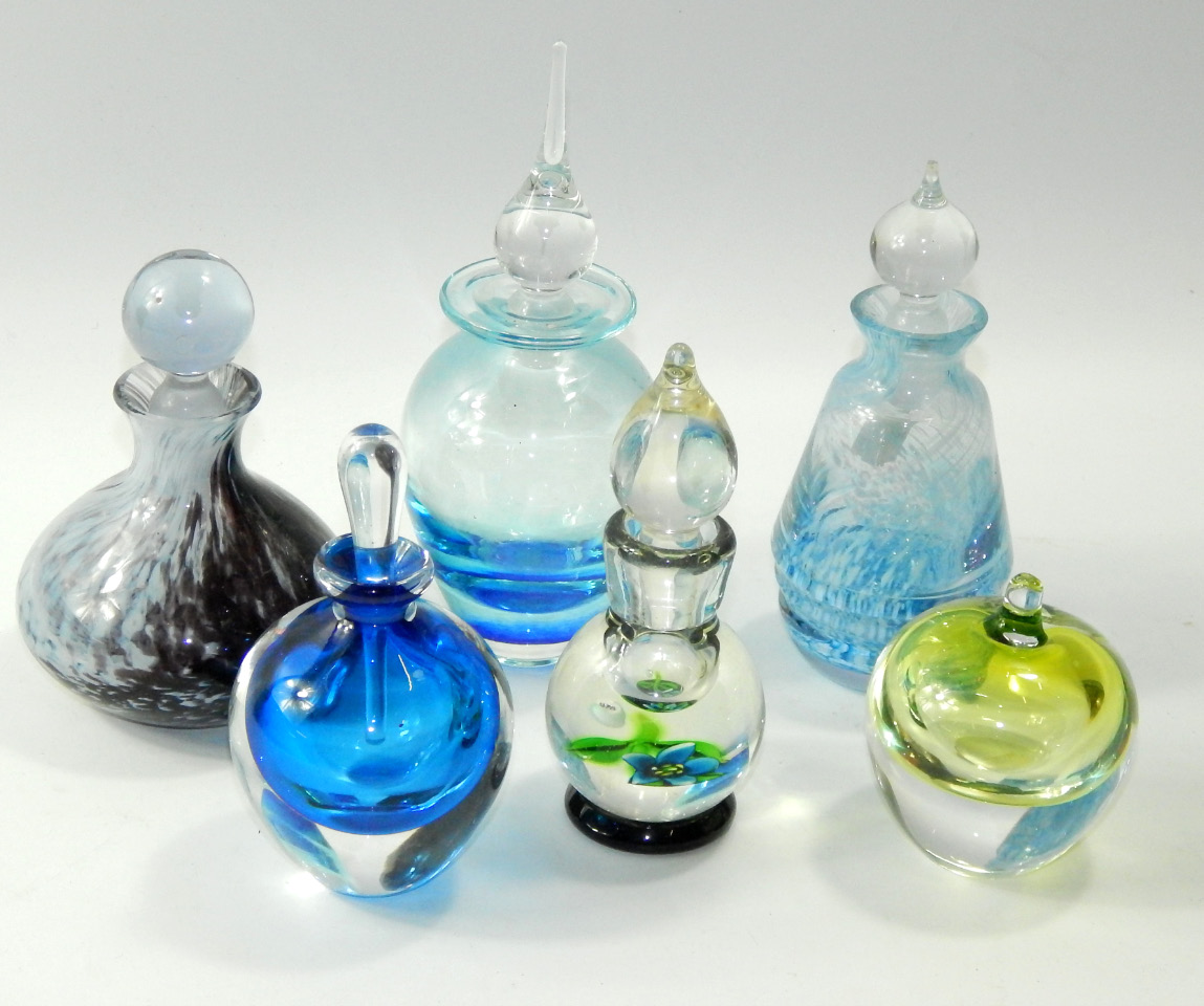 Appraisal: A quantity of cut glass scent bottles and stoppers including