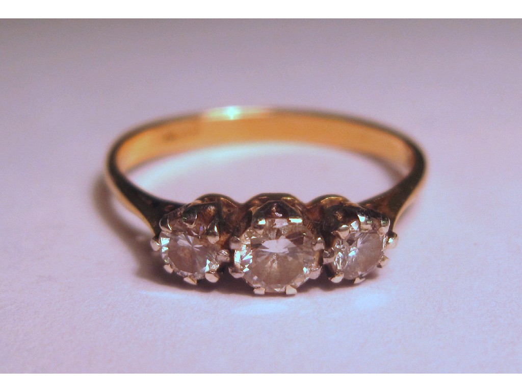 Appraisal: Eighteen carat gold diamond three stone ring with three brilliant