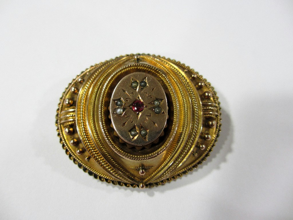 Appraisal: A Victorian gold balloon brooch of Etruscan design set with