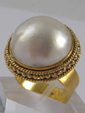 Appraisal: A yellow metal tests carat gold mabe pearl ring pearl