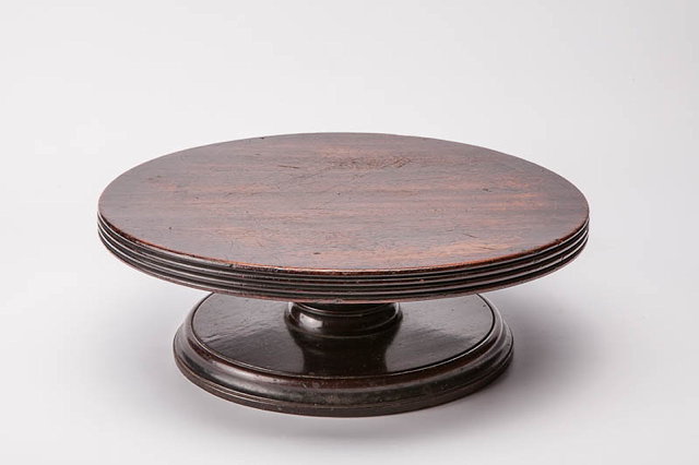 Appraisal: A GEORGIAN MAHOGANY LAZY SUSAN with fluted edge diameter