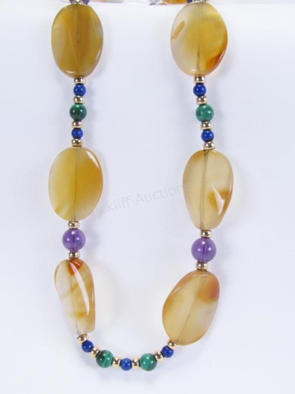 Appraisal: A necklace with beads of lapis jade and amethyst with