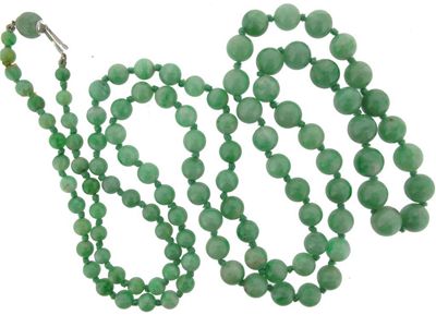 Appraisal: A single row graduated jade bead necklace The beads graduate