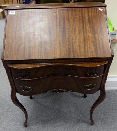 Appraisal: Edwardian mahogany serpentine fronted small ladies bureau