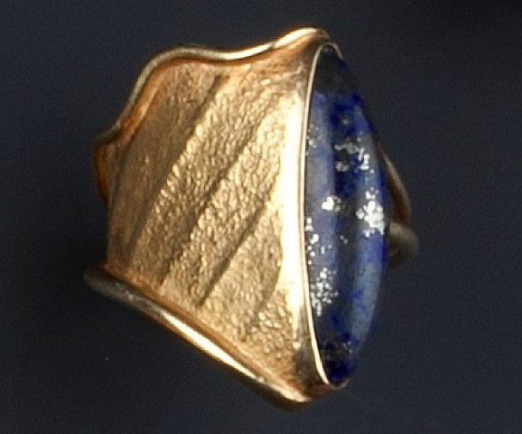 Appraisal: Jacqueline Mina British b ct gold and lapis lazuli ringhallmarked