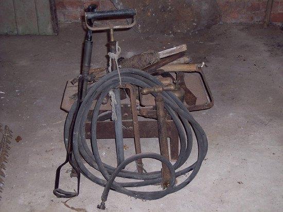 Appraisal: A stirrup pump and the remaining contents of the Gardener's