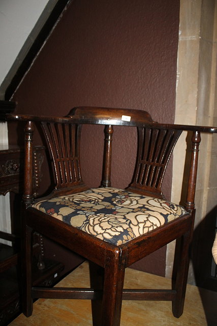 Appraisal: A GEORGIAN MAHOGANY CORNER CHAIR with shaped back turned supports