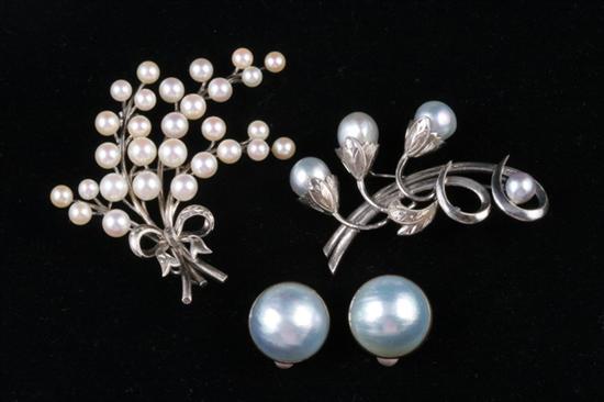 Appraisal: THREE PIECES PEARL JEWELRY Including silver-mounted white cultured pearl spray