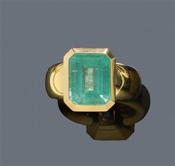 Appraisal: EMERALD AND GOLD RING Yellow gold g Highly decorative solid