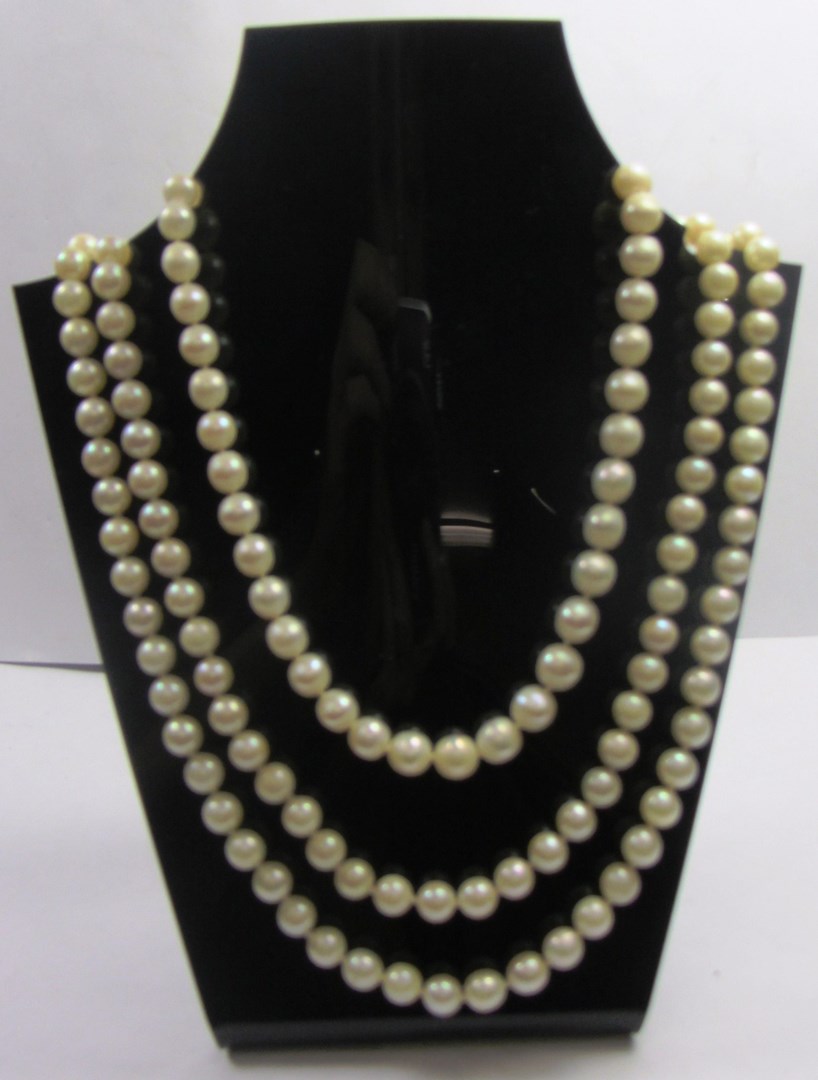 Appraisal: A two row necklace of cultured pearls on a gold