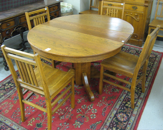 Appraisal: ROUND OAK DINING TABLE WITH LEAF American c the round