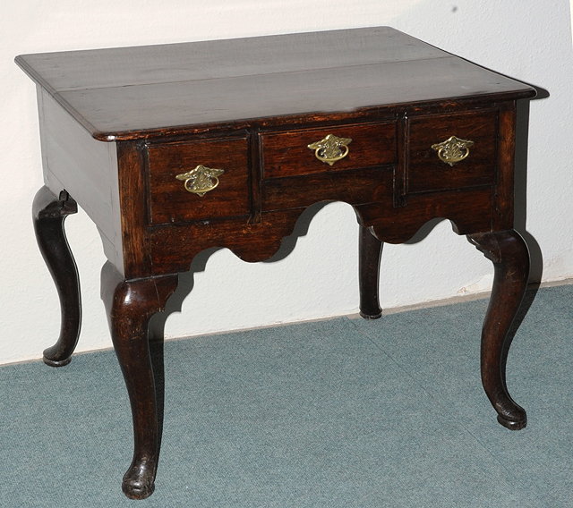 Appraisal: A GEORGIAN MAHOGANY LOWBOY with three drawers to front on