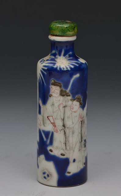 Appraisal: A CHINESE PORCELAIN SNUFF BOTTLE of cylindrical form decorated in