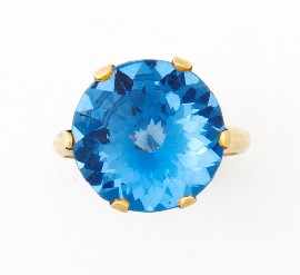 Appraisal: A ct gold blue stone ring size T gms