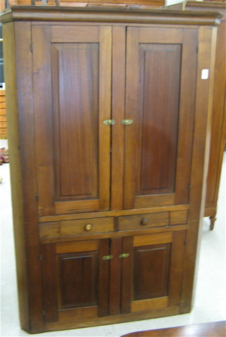 Appraisal: LARGE COUNTRY MAHOGANY CORNER CUPBOARD American th century the front