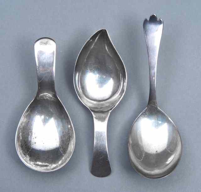 Appraisal: A GEORGE III SILVER CADDY SPOON with a plain leaf