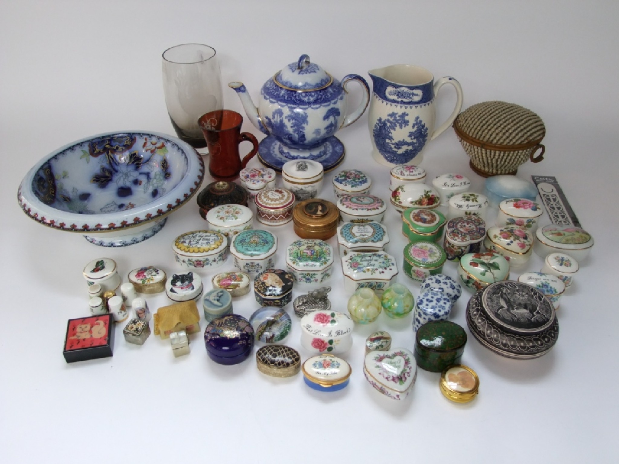 Appraisal: A quantity of various trinket boxes including Hammersley trefoil shaped