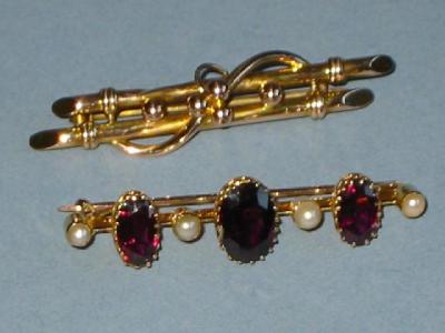 Appraisal: A GOLD BAR BROOCH set with three amethysts and four