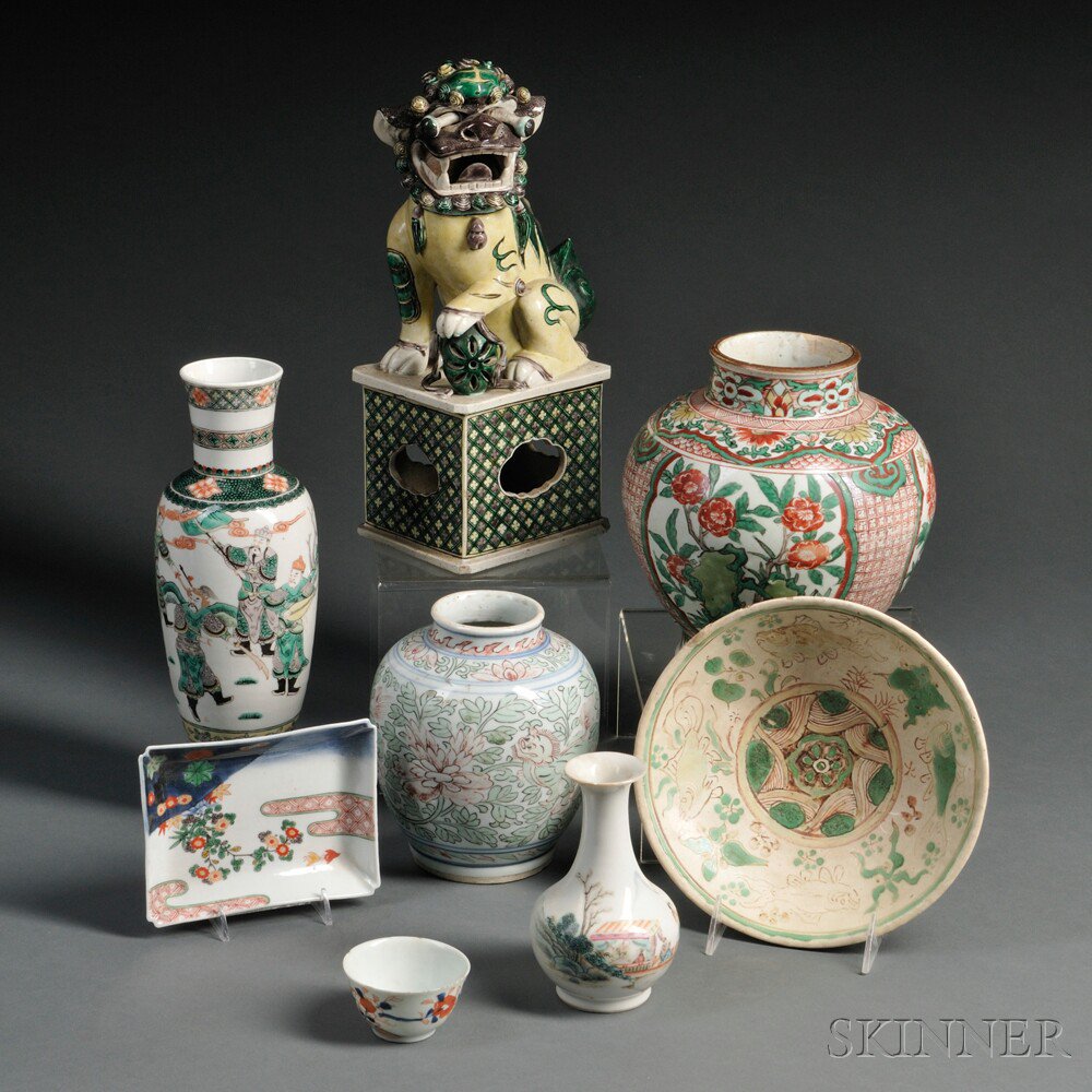 Appraisal: Eight Pieces of Ceramics China th century a famille verte