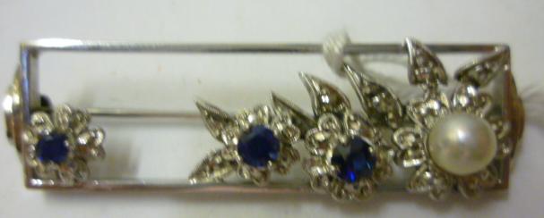 Appraisal: A SAPPHIRE AND PEARL BROOCH the ct white gold oblong