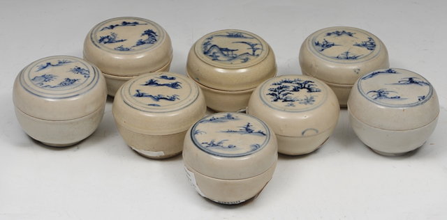 Appraisal: A COLLECTION OF EIGHT COVERED CHINESE BLUE AND WHITE PORCELAIN