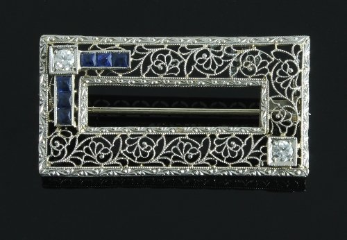 Appraisal: An Art Deco brooch of rectangular form the filigree frame