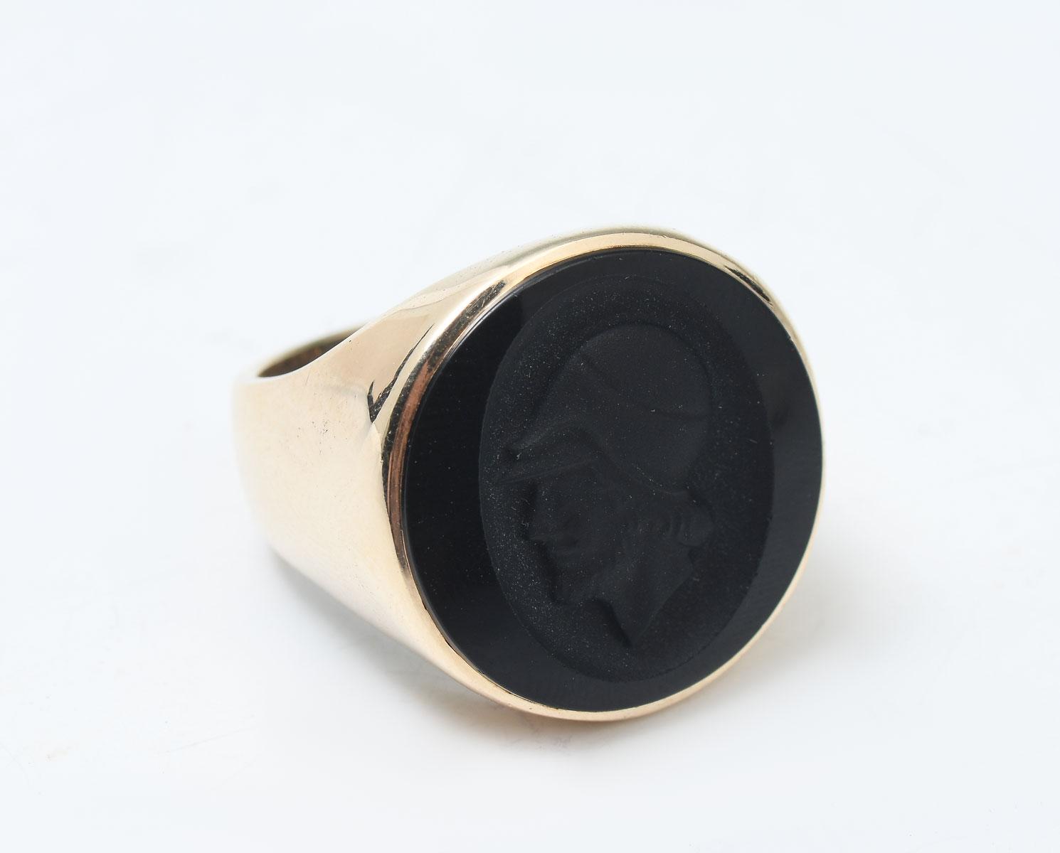 Appraisal: VINTAGE K INTAGLIO SARDONYX RING This great vintage ring depicts