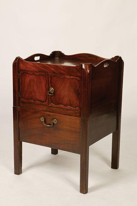 Appraisal: A GEORGE III MAHOGANY TRAY TOP COMMODE the rectangular top