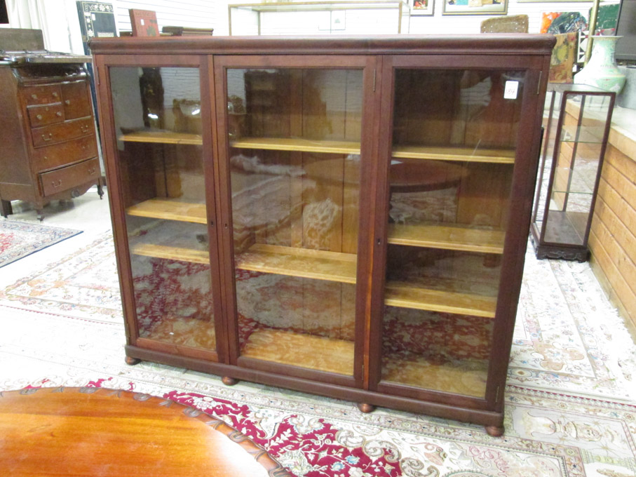 Appraisal: MAHOGANY THREE-DOOR CABINET BOOKCASE American c divided into three vertical