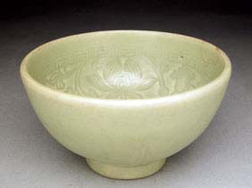 Appraisal: EARLY MING CELADON BOWL Chinese early Ming Dynasty Longquan celadon