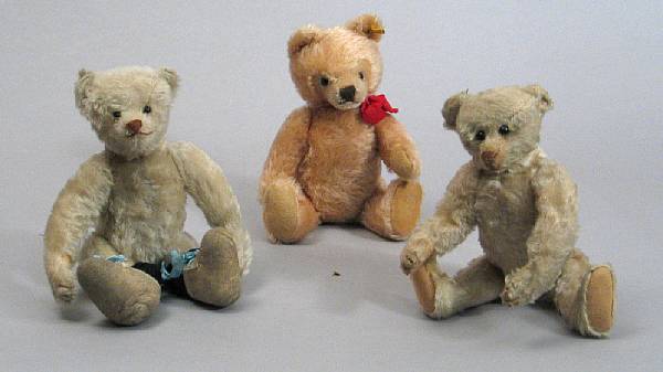 Appraisal: A grouping of three Steiff bears