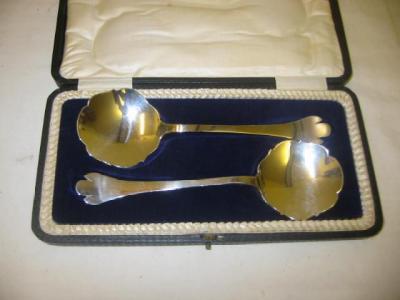 Appraisal: A PAIR OF DESSERT SERVERS in trefid pattern the circular