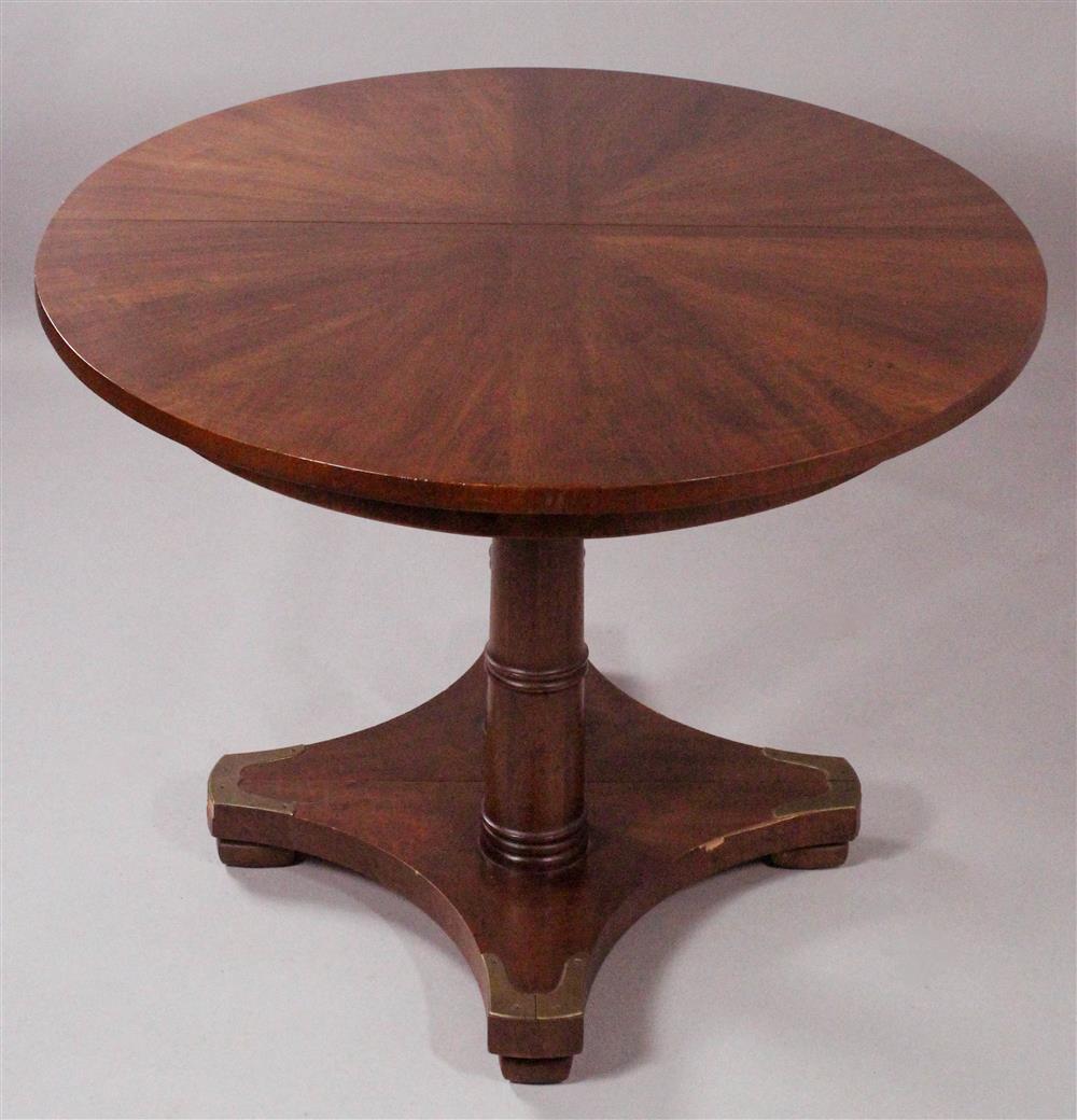 Appraisal: HENREDON MAHOGANY OVAL DINING TABLE WITH TWO LEAVES top over