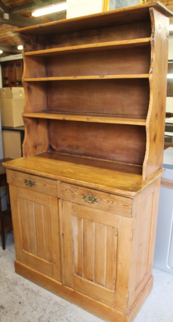 Appraisal: A rustic pine kitchen dresser of narrow proportion the upper