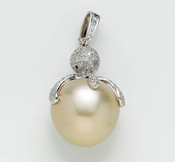 Appraisal: A South Sea cultured pearl and diamond pendant light golden