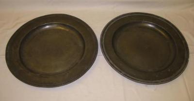 Appraisal: A PAIR OF PEWTER CHARGERS by John Tubb London with