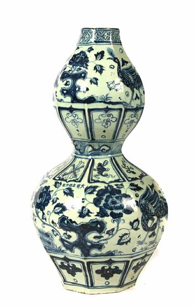 Appraisal: A pair of Chinese porcelain blue and white double gourd