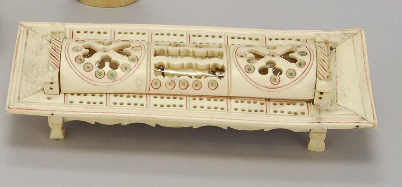 Appraisal: PRISONER-OF-WAR BONE DOMINO CASE CRIBBAGE BOARD th CenturyIn casket form