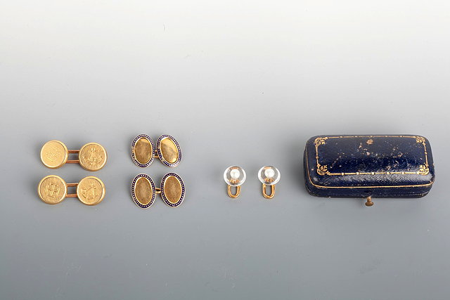 Appraisal: A PAIR OF GOLD CUFFLINKS bar linked circular panels engraved